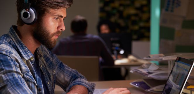 El 47% de los profesionales escucha música en el trabajo