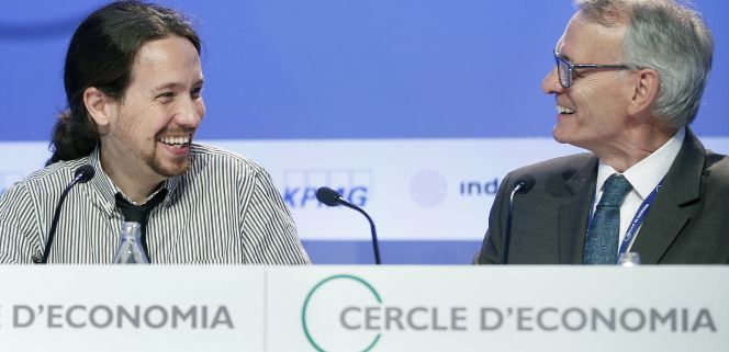 El secretario general de Podemos, Pablo Iglesias, junto al presidente del Círculo de Economía, Antón Costas, durante su intervención en las jornadas de economía de Sitges.