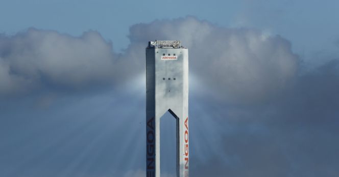 Torre de una de las plantas solares de Abengoa.
