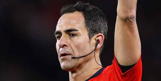 El árbitro madrileño Carlos Velasco Carballo, durante un partido de esta temporada.