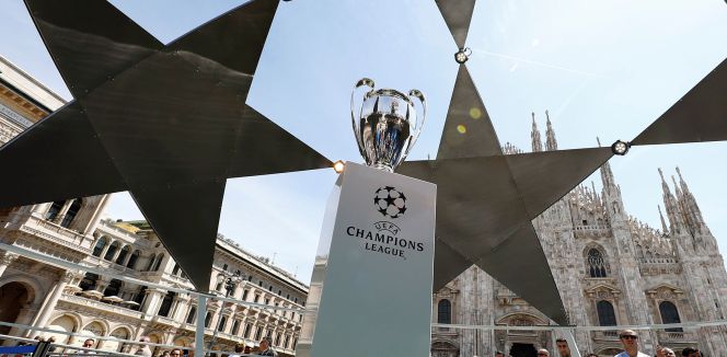 El trofeo de la Liga de Campeones, expuesto ayer en la plaza del Duomo en Milán.