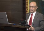 Montoro estudia pagar más a la plantilla pública fuera del país Montoro estudia pagar más a la plantilla pública fuera del país