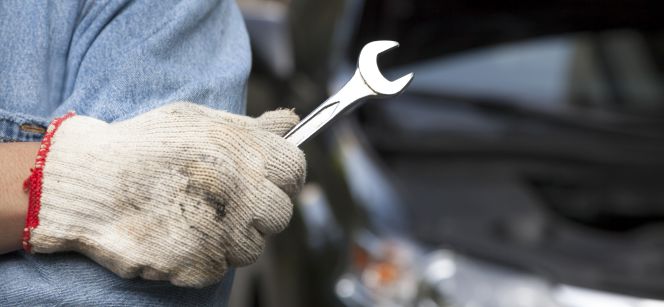 Trabajador autónomo de un taller de coches.