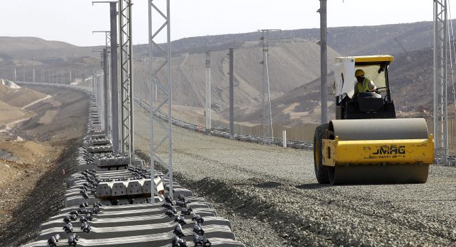 Tendido de vía en la línea de alta velocidad entre Medina y La Meca, en Arabia Saudí.