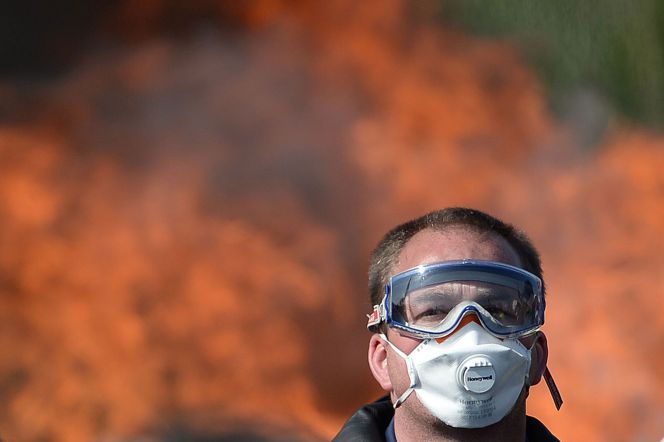 Imagen de las protestas a las afueras de la refinería de Total en Donges, oeste de Francia
