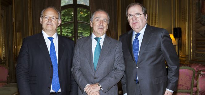 El presidente de la Junta de Castilla y León, Juan Vicente Herrera (d), durante una reunión con el responsable del Grupo Lactalis, Michel Nalet (i), y con el embajador de España en Francia, Ramón de Miguel y Egea (c), para intentar encontrar una solución al cierre de la factoría.