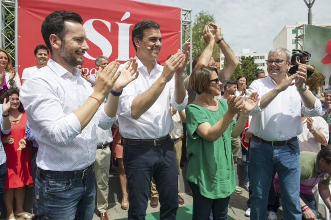 El secretario general del PSOE, Pedro Sánchez, acompañado por el alcalde de Ibiza Rafael Ruiz, los candidatos al Congreso y al Senado, Sofía Herranz y Antoni Costa, y el presidente del Consell, Vicent Torres
