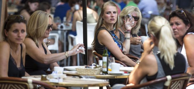 Turistas en una terraza.