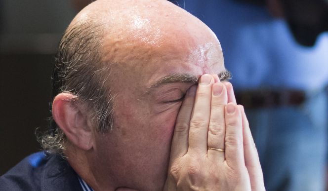 El ministro en funciones de Economía y Competitividad, Luis de Guindos, momentos antes de su intervención hoy en el Foro Empresarial Lidera Málaga, organizado por Diario Sur, donde ha dicho que es "vital" que se mantenga el crecimiento económico para poder cumplir el objetivo de reducción del déficit público y ha advertido de que si la economía española se desacelera, habrá que "implementar recortes". EFECarlos Díaz
