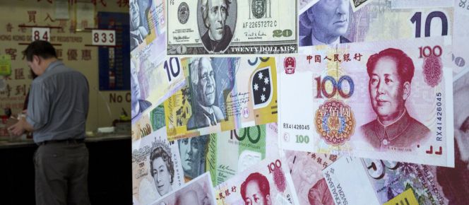 Un usuario en una oficina de cambio en Hong Kong, el país más competitivo del mundo en 2016.