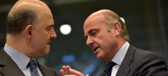 El comisario de Economía de la UE, Pierre Moscovici, y el ministro de Economía en funciones, Luis de Guindos.