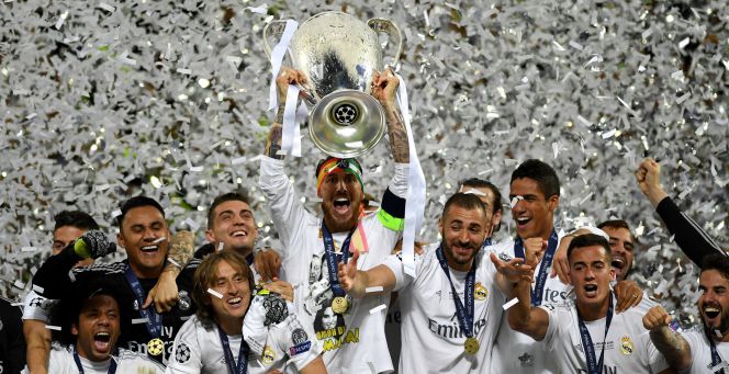 Los jugadores del Real Madrid levantando la copa de la Champions League.