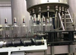 Planta donde se embotella la ginebra Martin Miller’s, en Borganes (Islandia)