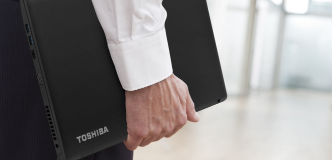 Una persona con un ordenador portátil de Toshiba.