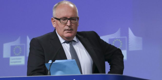 BR06 BRUSELAS (BÉLGICA) 01062016.- El vicepresidente de la Comisión Europea, Frans Timmermans, ofrece una rueda de prensa en Bruselas (Bélgica) hoy, 1 de junio de 2016. a Comisión Europea (CE) dio hoy un paso más en el proceso comunitario abierto contra Polonia el pasado 13 de enero por las dudas que plantea su reforma del Tribunal Constitucional con respecto al Estado de derecho.