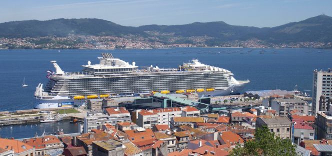 GRA251. VIGO, 01062016.- 'Harmony of the Seas', el buque de cruceros más grande del mundo, que ha hecho escala hoy en Vigo en su viaje inaugural tras partir de Southampton (Inglaterra) con unas 8.000 personas a bordo, entre pasaje y tripulación. EFE Salvador Sas