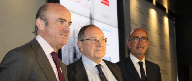 El ministro de Economía en funciones, Luis de Guindos; el presidente de la Cámara de Comercio de España, José Luis Bonet y el presidente ejecutivo de Cuatrecasas, Rafael Fontana.