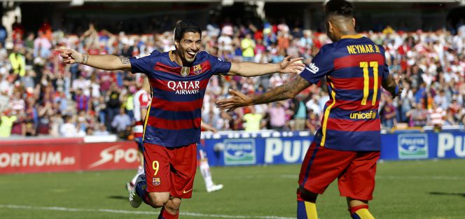 Luis Suárez, del FC Barcelona, celebra un gol con su compañero Neymar, en la última jornada de la Liga 20152016