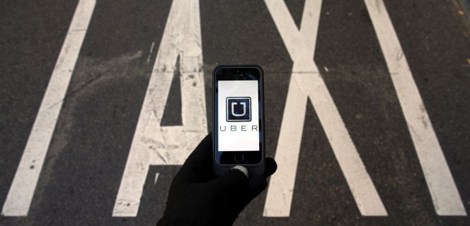Un usuario abre la aplicación de Uber.