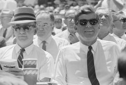 John F. Kennedy, con unas Ray-Ban.