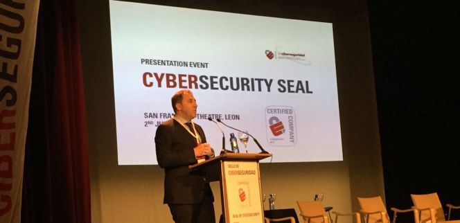 El presidente de la AEI, Tomás Castro, ayer, durante la presentación del sello en León.