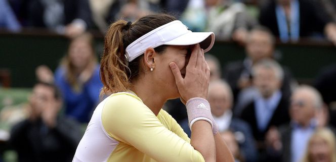 La tenista Garbiñe Muguruza llora tras ganar su primer Roland Garros.