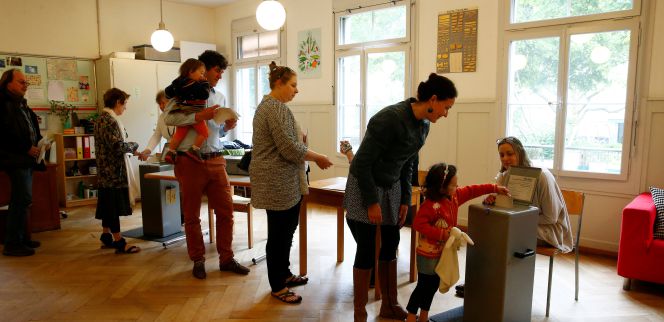 Residentes en Suiza votan en la ciudad de Berna en el referéndum para establecer una renta básica.
