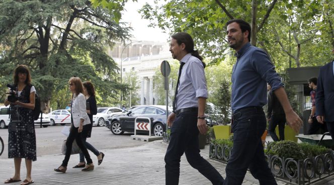El líder de Podemos, Pablo Iglesias,acompañado por el coordinador general de Izquierda Unida y compañero de coalición en las proximas elecciones generales, Alberto Garzón.