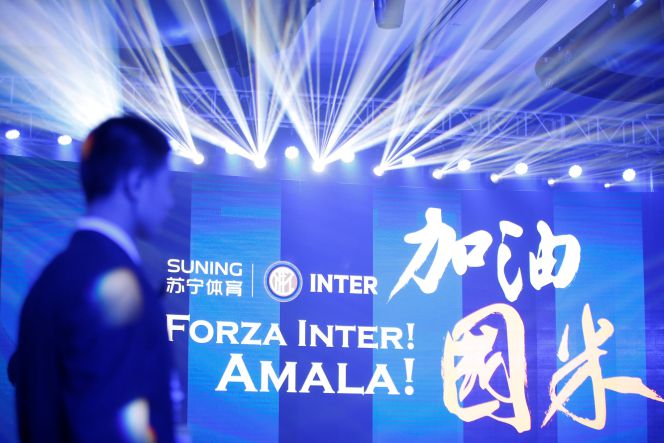 Un cartel en la presentación de la compra del Inter de Milán