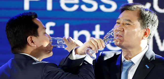 Erik Tohir, presidente del Inter de Milán, y Zhang Jindong, nuevo propietario del club.