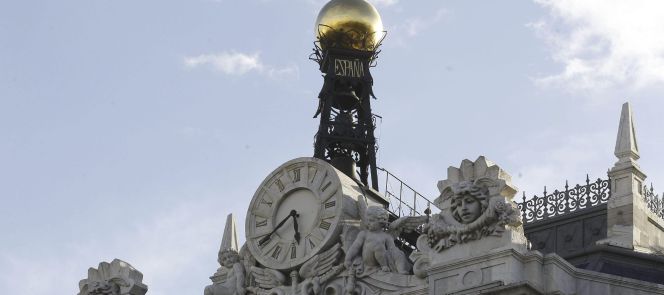Reloj en la fachada de la sede del Banco de España, en la Plaza de Cibeles en Madrid.