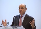 Guindos: “España no será multada por el déficit público” Guindos: “España no será multada por el déficit público”