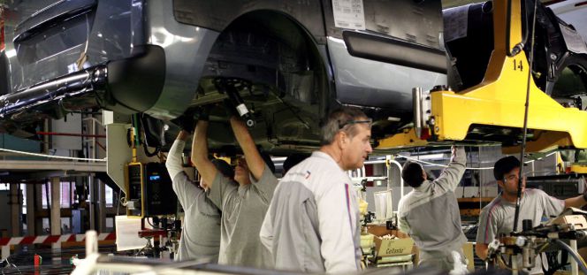 Momento del montaje de una CitroËn Berlingo en la cadena de la factoría de Vigo.