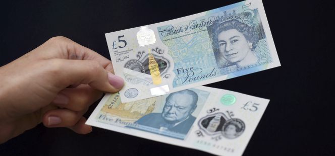 Nuevos billetes de cinco libras.
