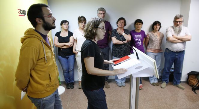 La diputada de la CUP, Eulàlia Reguant, y el portavoz de comunicación en el Parlament, Albert Botran, durante la rueda de prensa ofrecida esta noche tras la reunión del Consejo Político y el Grupo de Acción Parlamentaria.