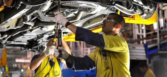 Empleados de una planta de automóviles.