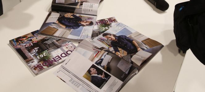 GRA088 MADRID, 08062016.- Informadores gráficos fotografían la oferta electoral con la que Podemos concurre a los comicios del 26 de junio, que se ha presentado hoy, a menos de 48 horas para que se inicie la campaña. EFEBallesteros