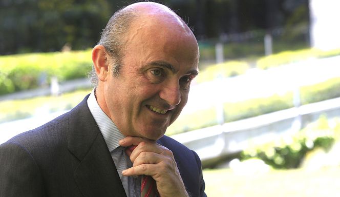 El ministro de Economía en funciones, Luis de Guindos, a su llegada a la clausura del IV Foro Anual del Consejero que se celebra hoy en Madrid.