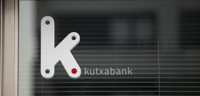 El logo de Kutxabank en una de sus sucursales.