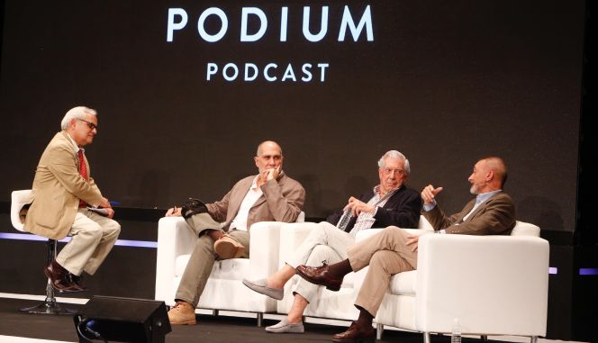 El periodista Juan Cruz conversa con el escritor y cineasta Guillermo Arriaga; y con los escritores Mario Vargas Llosa y Arturo Pérez Reverte, ayer en el Círculo de Bellas Artes de Madrid, durante la presentación de Podium Podcast.