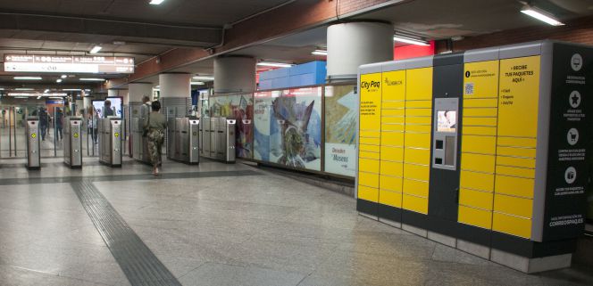 Una taquilla de Correos instalada en una estación de tren.