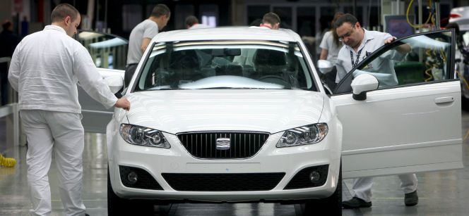 Varios operarios de la factoría automovilística Seat trabajan en la cadena de montaje.