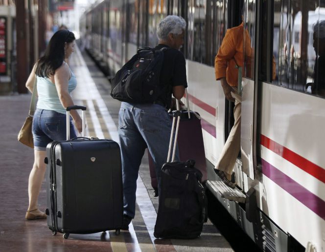 Varias personas montan a un tren en la estación de Chamartín, en Madrid. EFEArchivo