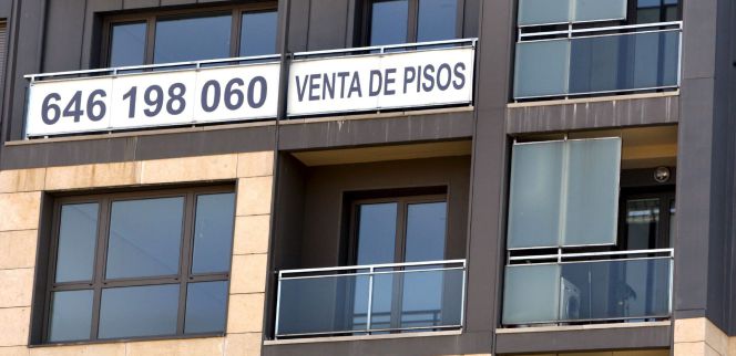 Un cartel de venta de pisos. EFEArchivo