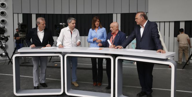El presidente de la Academia de la Televisión, Manuel Campo Vidal (i), y el realizador Fernando Navarrete (2d), junto a los moderadores del debate a cuatro que se celebrará el próximo lunes en televisión.