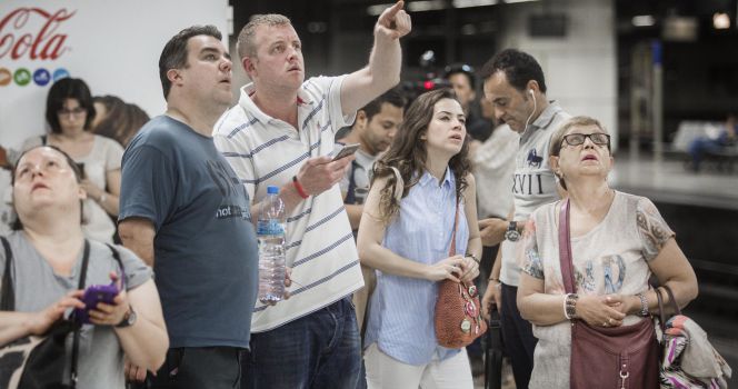 Pasajeros en la estacion de Sants (Barcelona), hoy domingo.