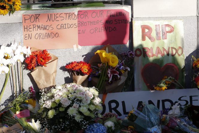 Una multitud asiste a una vigilia en San Francisco (Estados Unidos) en recuerdo a las víctimas del tiroteo en una discoteca gay en Orlando.