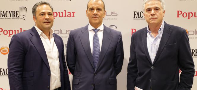 De izquierda a derecha: Diego Olmedilla, director general de Facyre, Carlos Balado, subdirector general y director del área de Comunicación, Marca y Relaciones Corporativas de Popular y Pedro Larumbre, vicepresidente de Facyre.