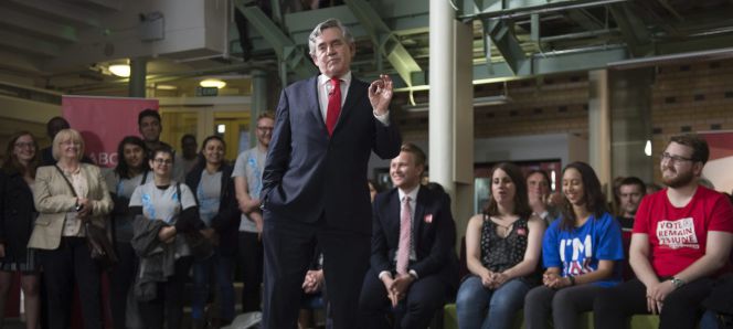 El exprimer ministro del Reino Unido, Gordon Brown, pronuncia un discurso durante el evento "Remain In" celebrado en Leicester, Reino Unido.