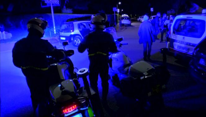 Policías franceses, en los alrededores donde el policía ha sido asesinado.